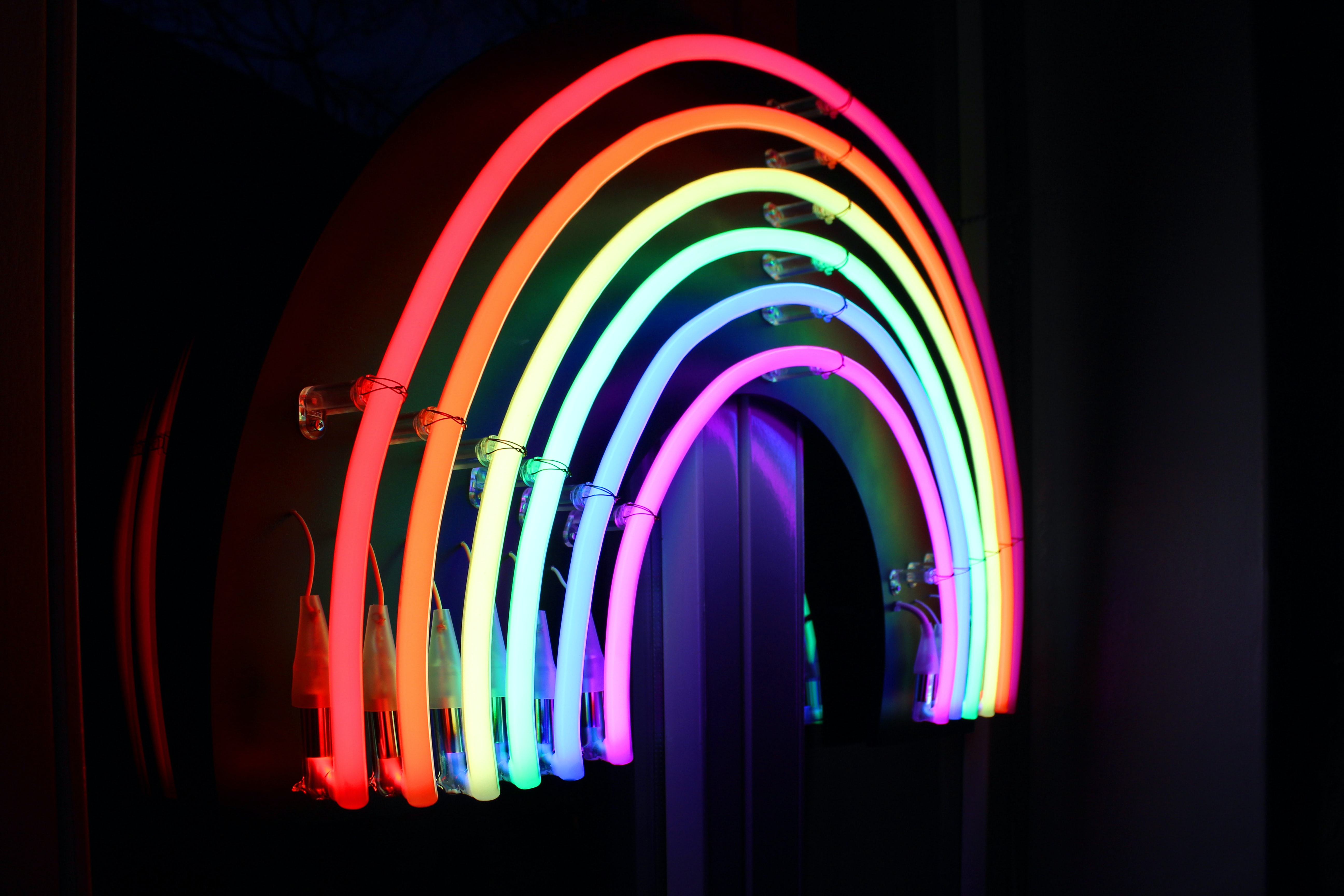 Photo de lumières néon formant un arc-en-ciel